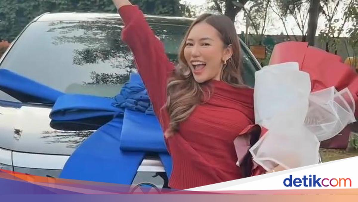 Dian Soediro Bangga Mimpi Punya Mobil Baru Terwujud, Beli BYD Denza