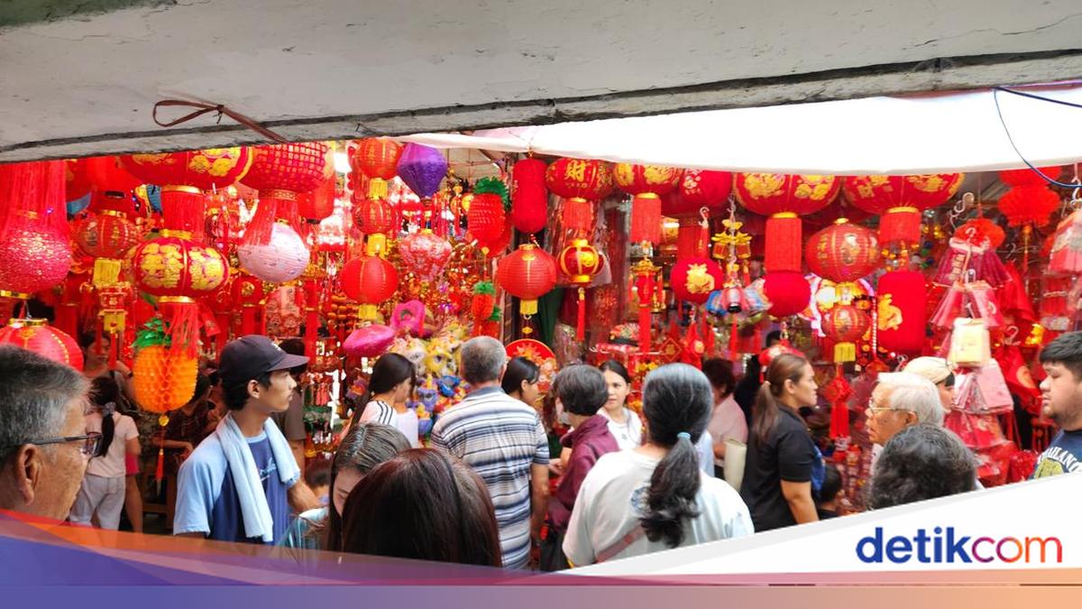 Glodok Diserbu Warga Jelang Imlek, Penjual Angpau-Lampion Cuan Banyak