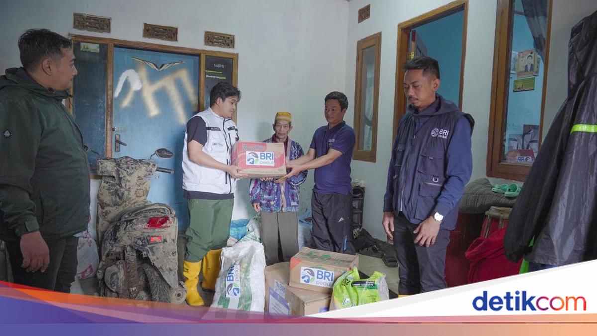 BRI Peduli Turun ke Cisarua, Relawan Rawat Masjid di Lokasi Pengungsian