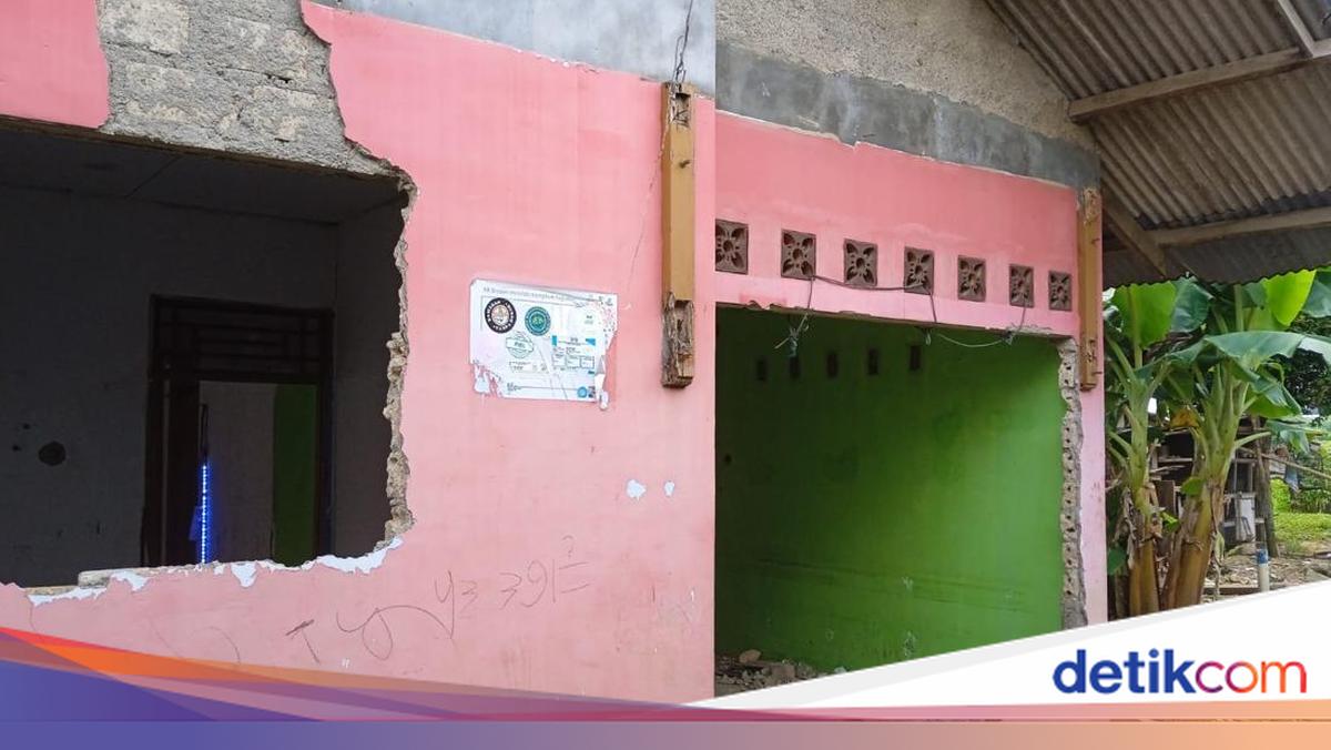2 Rumah di Bogor Rusak Usai Diguyur Hujan, Atap dan Dinding Jebol