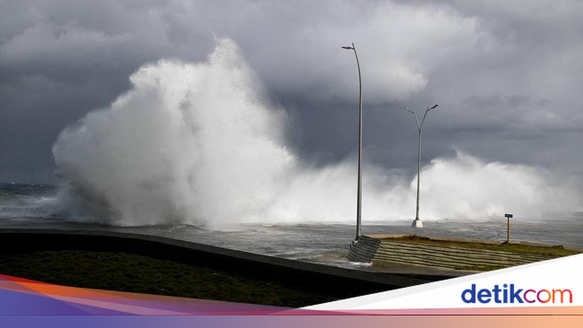 Ombak Besar Terjang Malecon, Havana Terendam