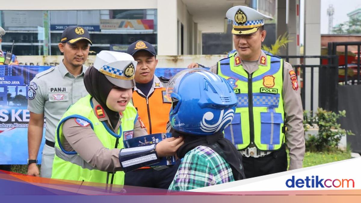 Hari Pertama Operasi Keselamatan Jaya di Tangerang, Polisi Bagi-bagi Helm
