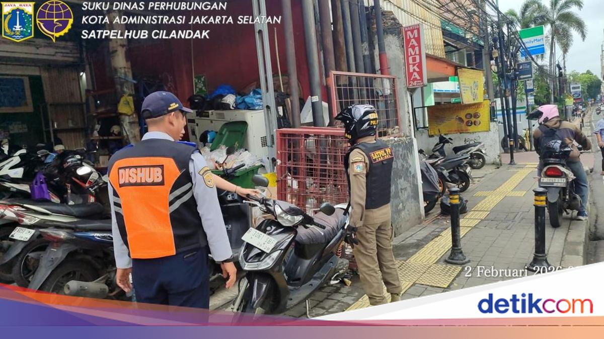 Satpol PP Tegur Pemilik Toko Usai Parkiran di Trotoar Jaksel Halangi Tunanetra