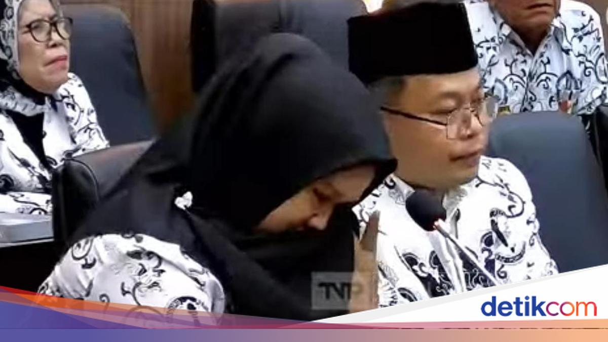 Tangisan Guru Honorer Tumpahkan Keluhan di Senayan
