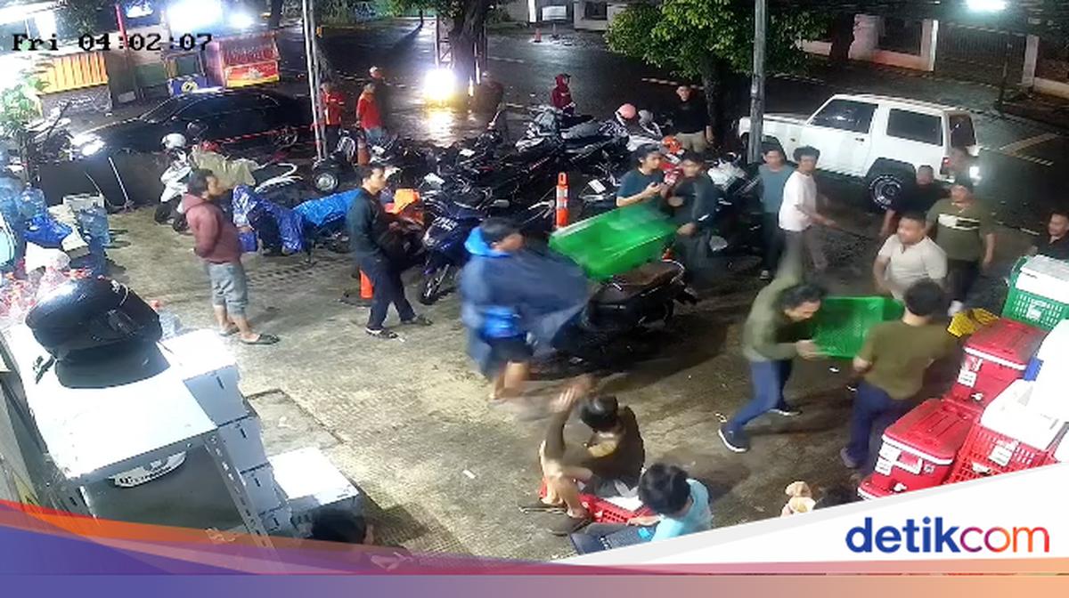 Geger Mobil Seruduk Motor Parkir Berujung Pengeroyokan di Jaksel