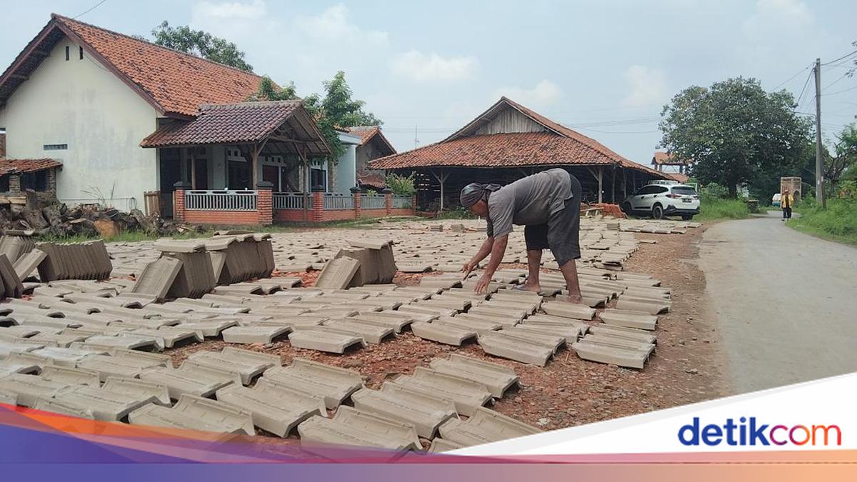 Genteng Jatiwangi adalah warisan budaya yang telah ada sejak 1905. Meski produksi menurun, tradisi dan inovasi tetap hidup di Kabupaten Majalengka. Selengkapnya di sini!

Via @detikjabar_