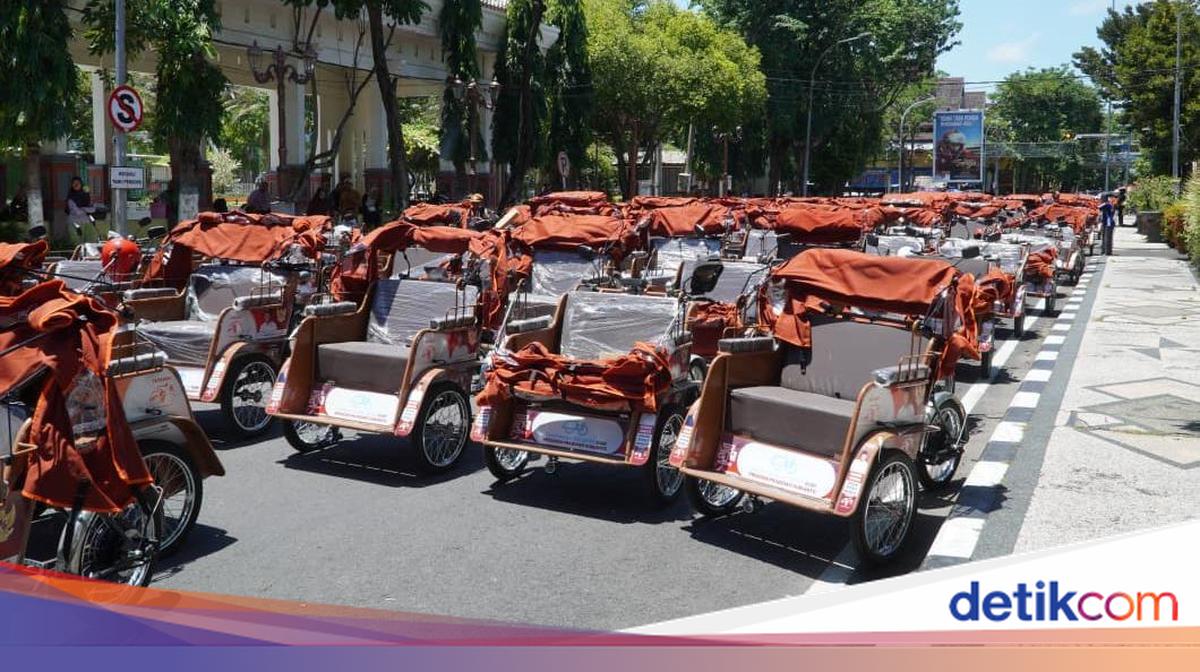 Prabowo Bagikan 200 Becak Listrik ke Lansia di Lamongan