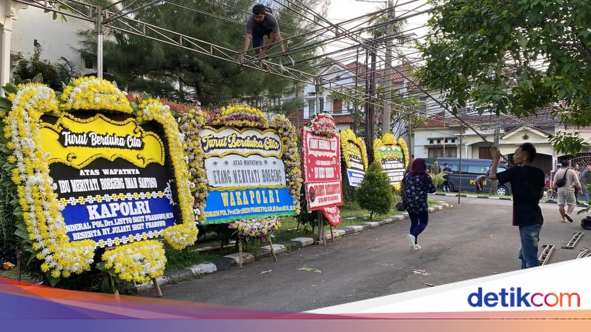 Karangan Bunga Berdatangan ke Rumah Duka Eyang Meri Hoegeng
