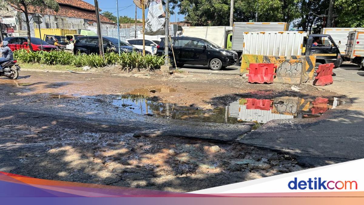 Banyak Pengendara Jatuh, Warga Tambal Jalan Berlubang di Penjaringan Jakut