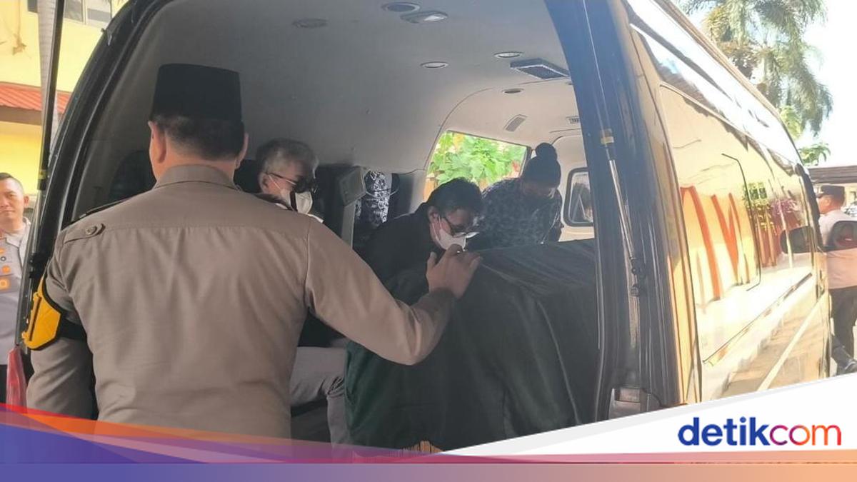 Jenazah Eyang Meri Hoegeng Diberangkatkan ke Rumah Duka di Depok