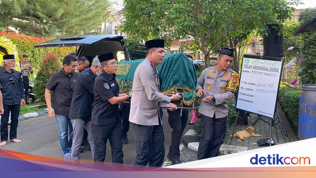 Isak Tangis Keluarga Sambut Jenazah Eyang Meri Hoegeng di Rumah Duka Depok