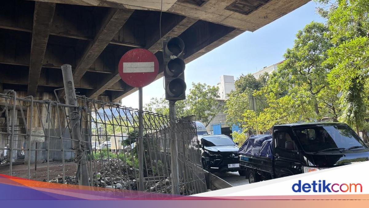 Selain Jalan Rusak, Lampu Lalin di Penjaringan Jakut Diduga Dicuri!