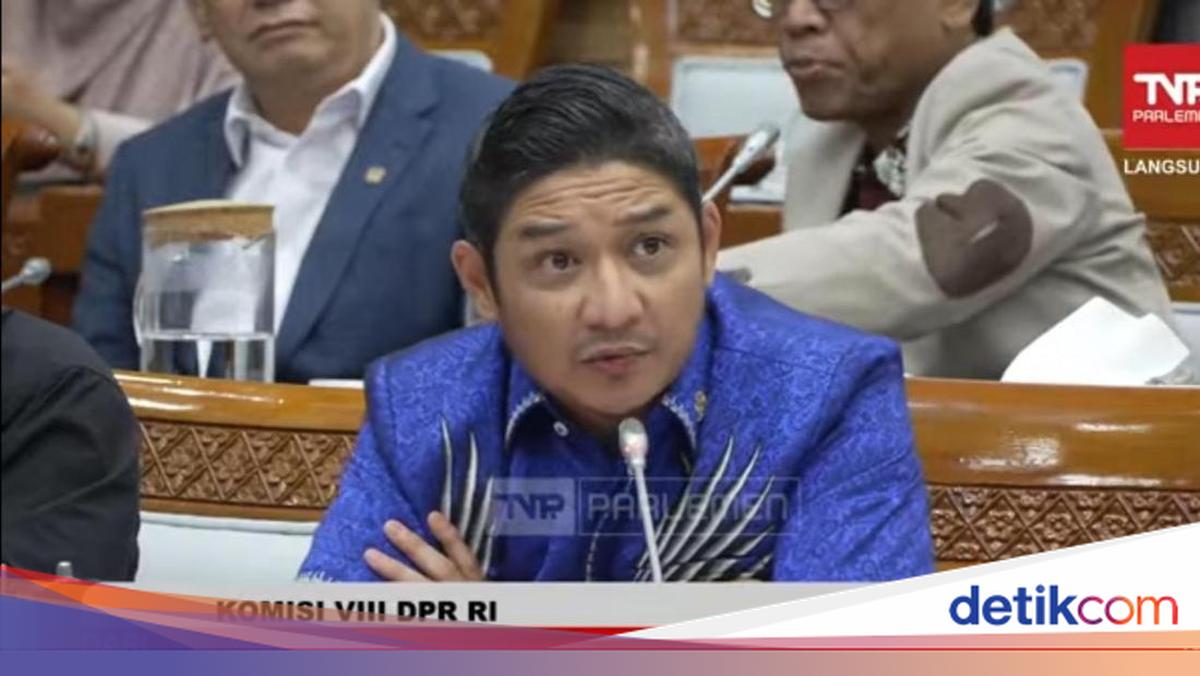 Momen Pasha 'Ungu' Nyanyi Lagu Noah Saat Rapat Bahas Bencana di DPR