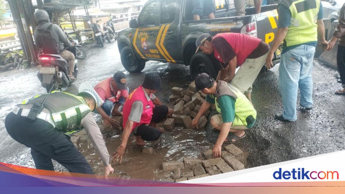 Cegah Kecelakaan, Polisi Perbaiki Sementara Jalan Rusak di Serang
