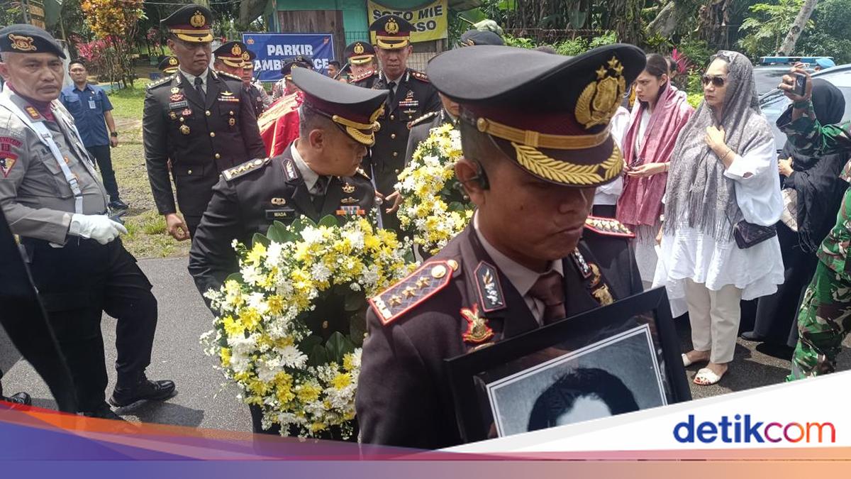 Jenazah Eyang Meri Hoegeng Tiba di Pemakaman Giri Tama Bogor