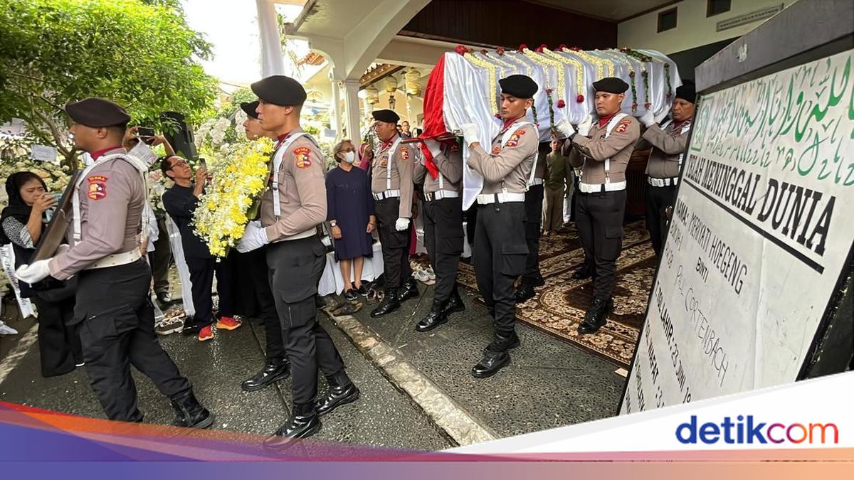 Jenazah Eyang Meri Hoegeng Diberangkatkan Menuju Pemakaman di Bogor
