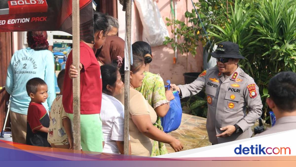 Kapolda Metro Beri Bantuan Sembako ke Warga Terdampak Banjir Muara Gembong