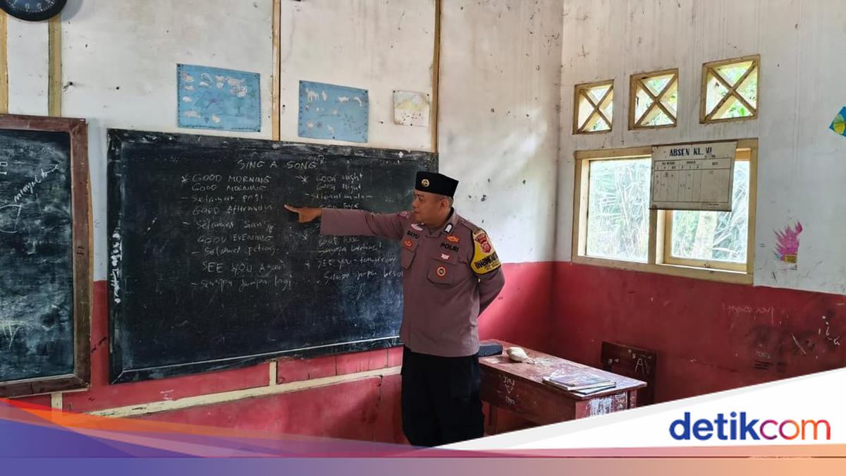 Pengabdian Bripka Bayu Mengajar di Madrasah Krisis Guru di Pelosok Cianjur