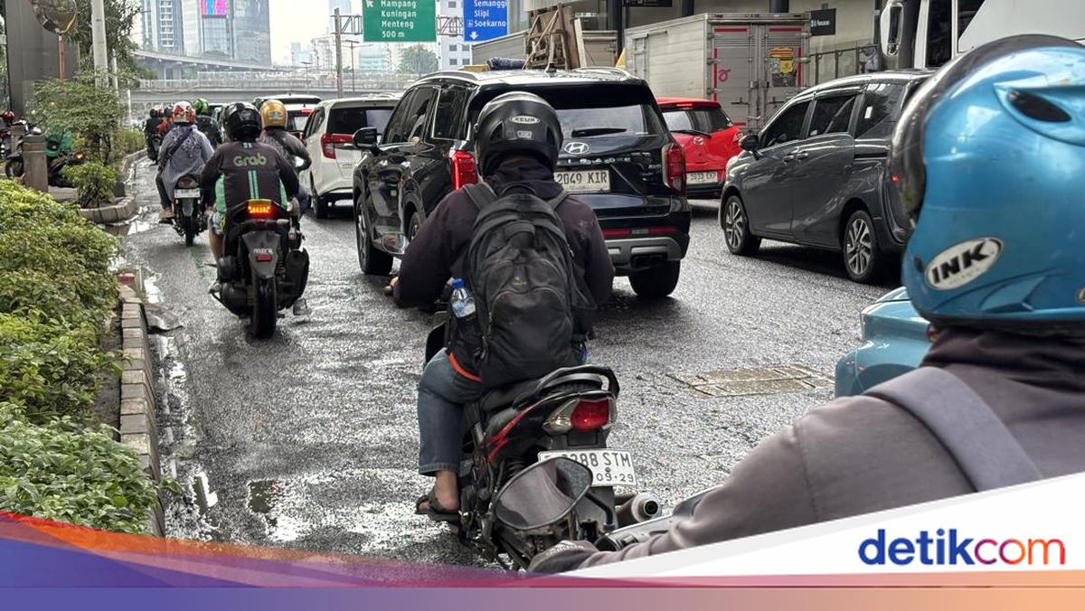 Lubang di Jalan Gatot Subroto Jaksel Dikeluhkan Warga, Begini Penampakannya