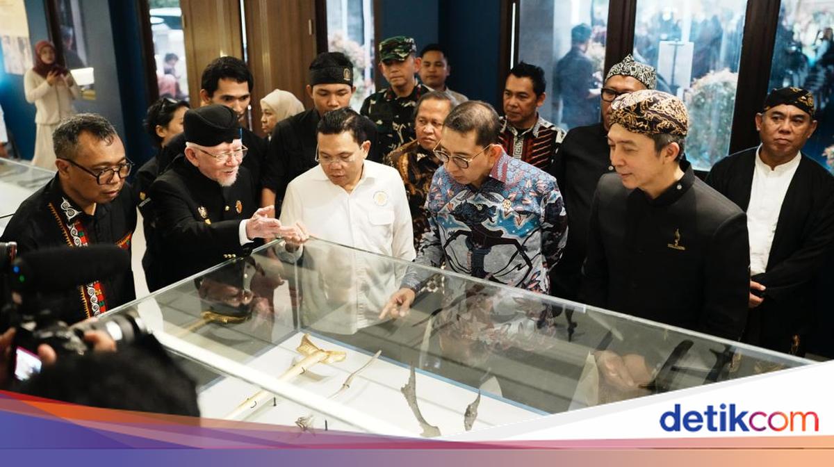 Resmikan Pameran Jejak Pajajaran, Menbud Dorong Pelestarian Budaya Sunda