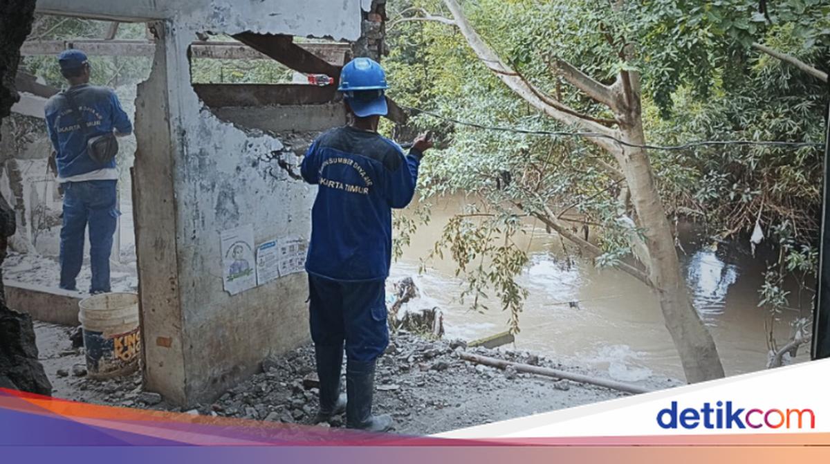 Normalisasi Ciliwung, Bangunan di Bantaran Kali Mulai Dibongkar