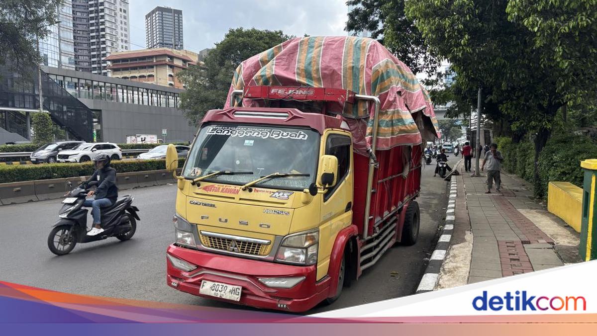 Truk Mogok di Jalan Gatot Subroto Dievakuasi, Lalin Normal Lagi