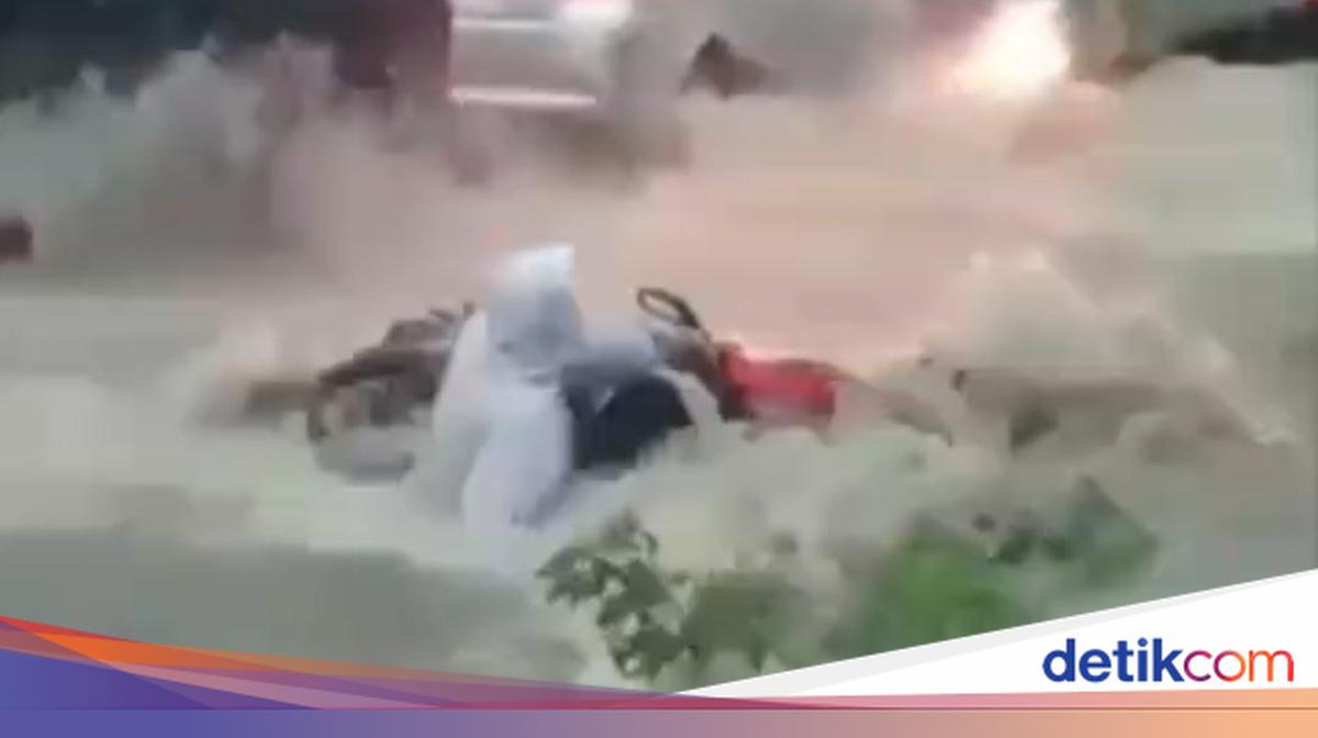 Pelajar di Tegal Hilang Terseret Arus Saat Tolong Pemotor Terjebak Banjir