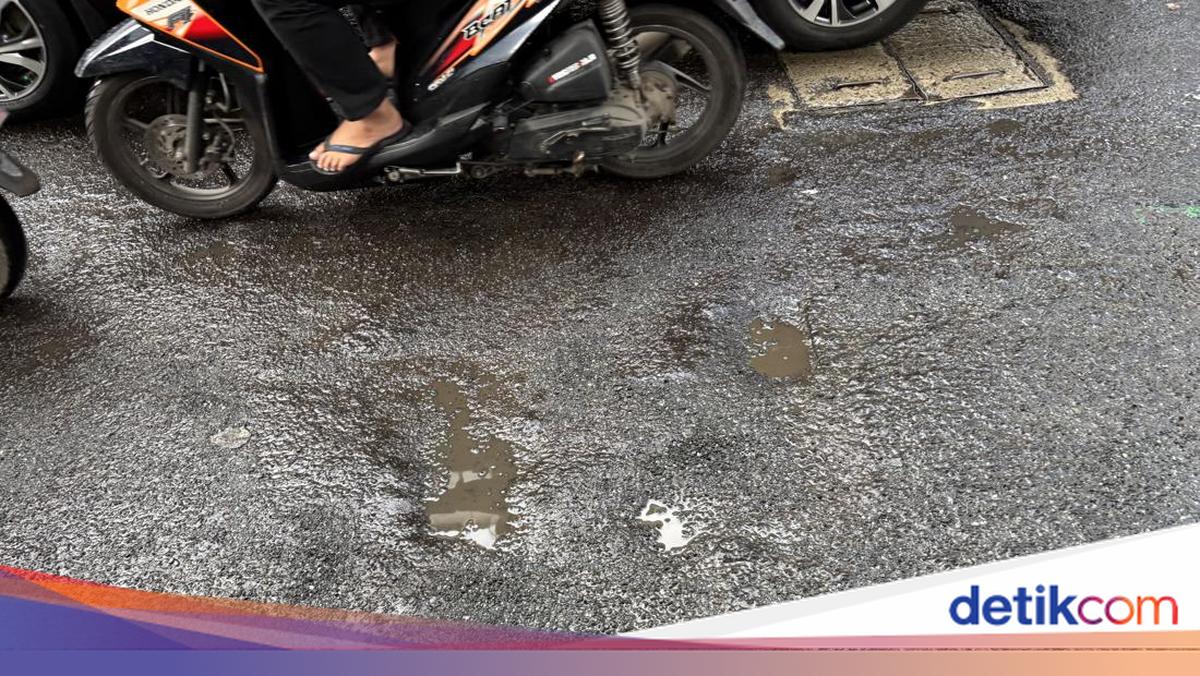 Warga Keluhkan Lubang di Jalan Gatot Subroto Jaksel Bikin Rawan Kecelakaan