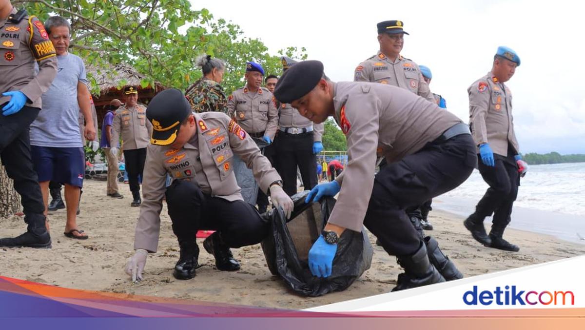 Polres Pandeglang Bersih-bersih Pantai Carita, Dua Truk Sampah Diangkut