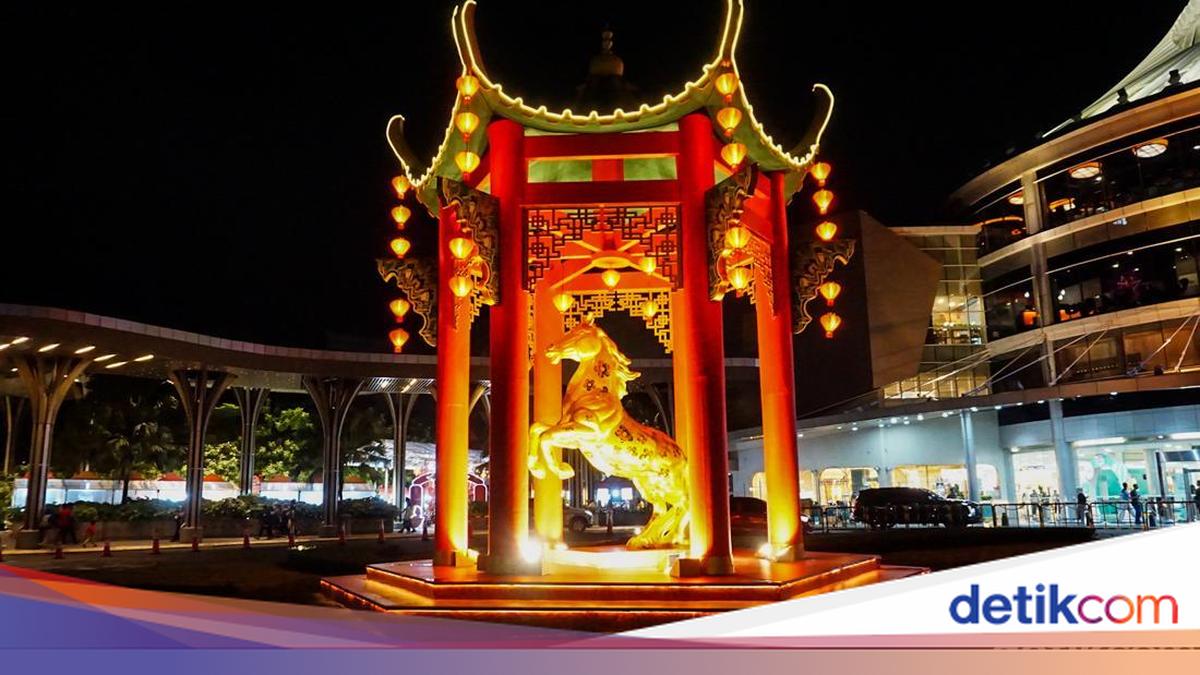 Patung Kuda Semarakkan Suasana Imlek di Pusat Perbelanjaan