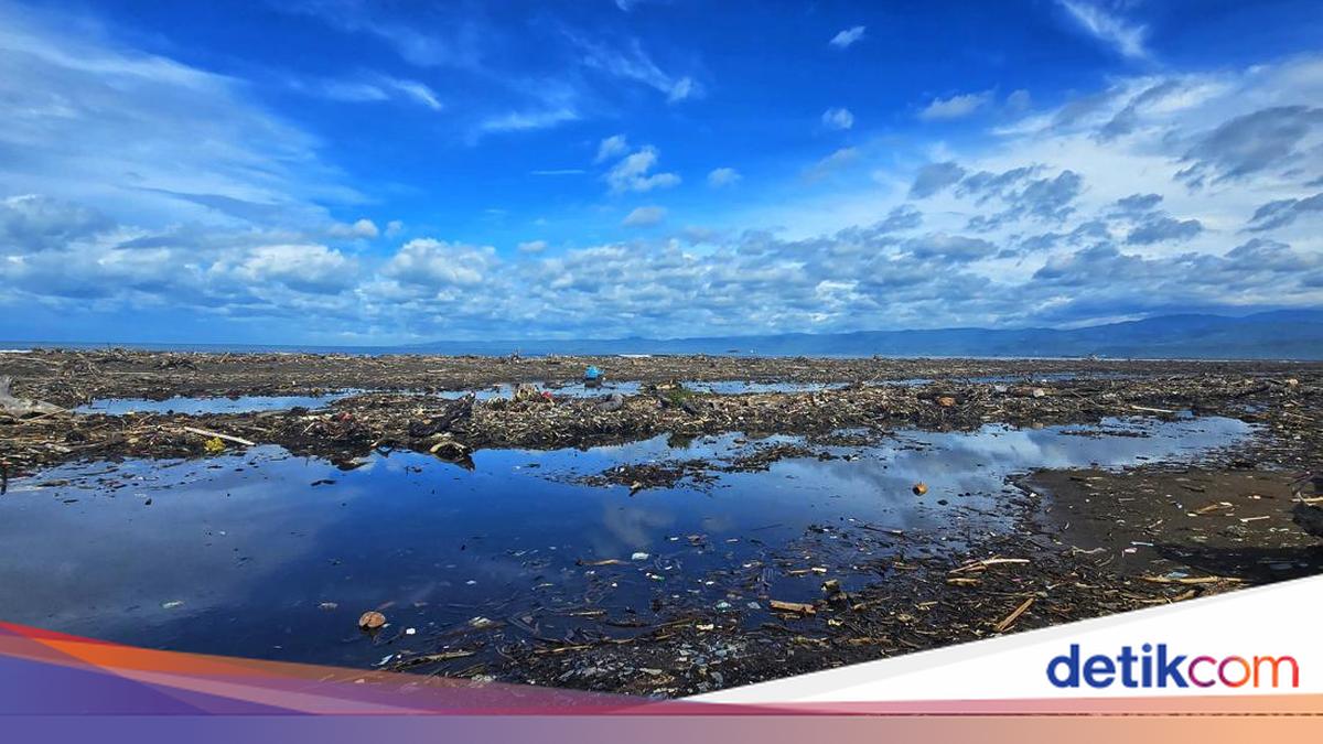 'Surga Surfing' di Pesisir Talanca yang Kini Terkubur Sampah