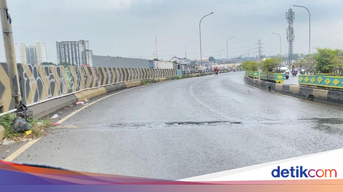 Warga Keluhkan Lubang di Flyover Ciputat Bikin Pemotor Jatuh, Minta Diperbaiki