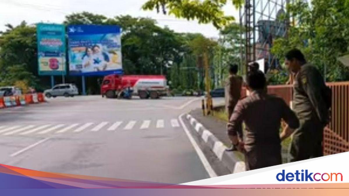 Satpol PP Turunkan Reklame hingga Baliho di Banjarmasin Usai Disorot Prabowo