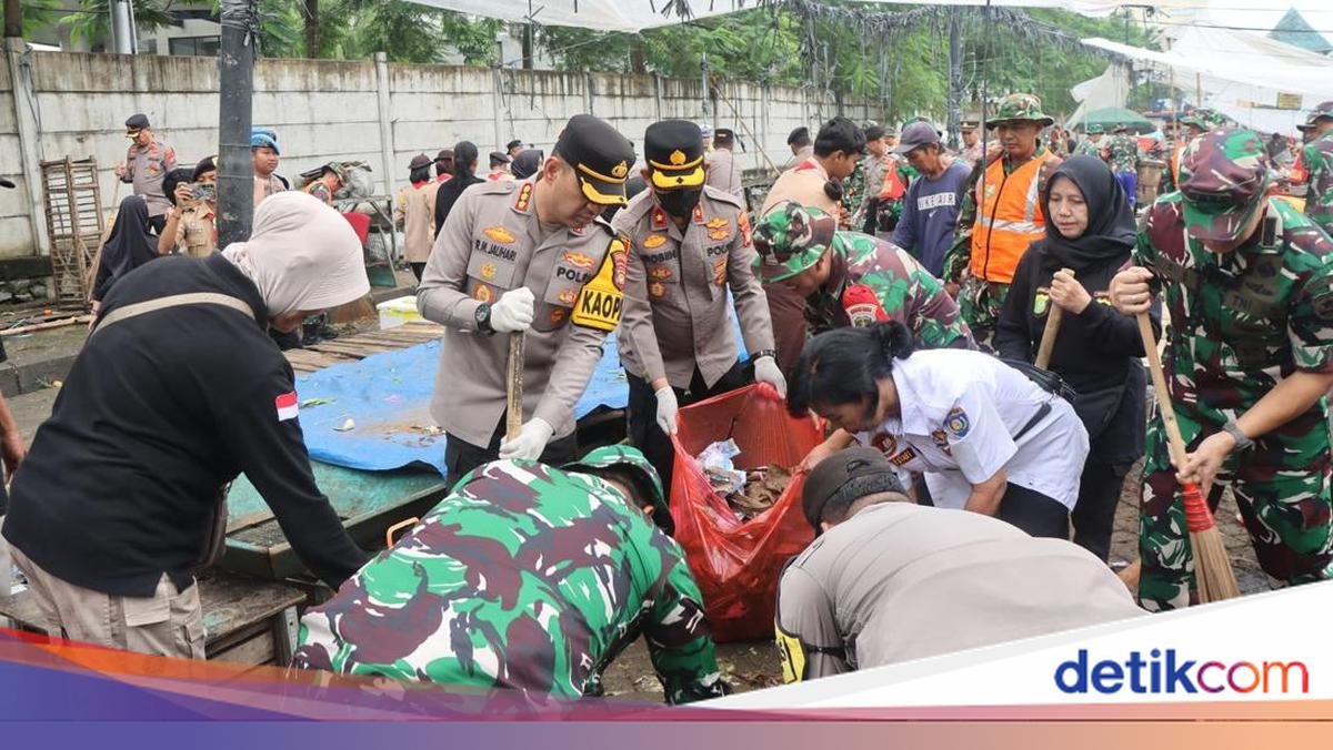 Tindak Lanjuti Arahan Prabowo, 504 Personel TNI-Polri Bersihkan Pasar Babakan