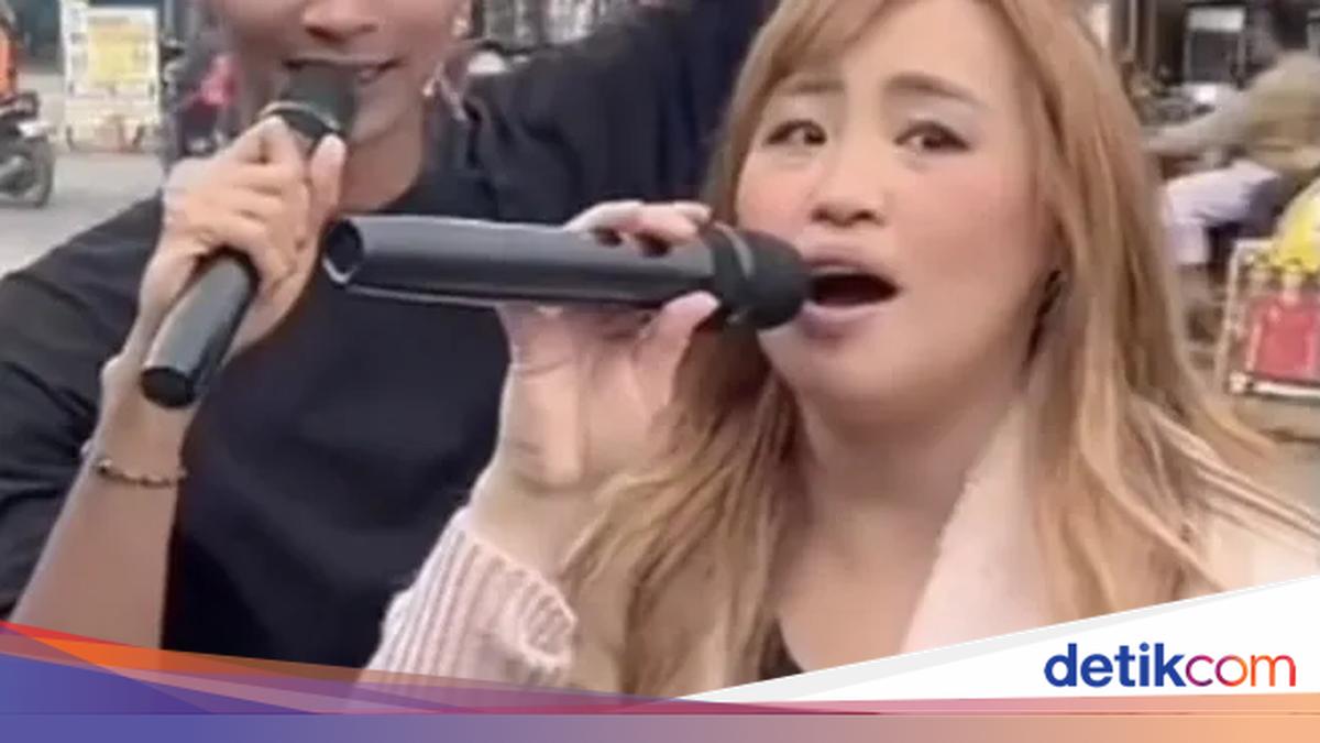 Penghasilan Fantastis Pinkan Mambo dari Live TikTok di Jalanan