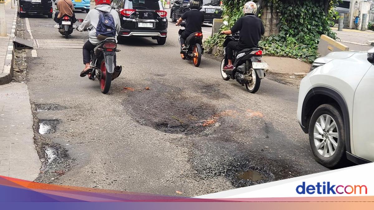 Hati-hati Melintas! Sejumlah Titik di Ruas Jalan Jaksel Berlubang
