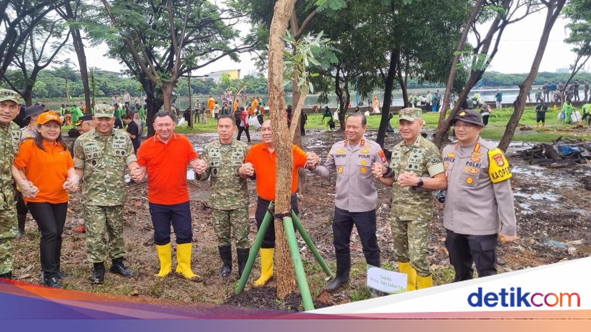 Kapolda Metro-Pangdam Jaya Bersihkan Waduk Cincin Jakut Bareng Warga
