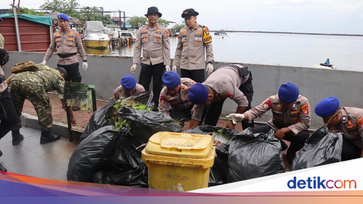 Polisi Kerja Bakti di Kepulauan Seribu, Sampah Berkantong-Kantong Diangkut