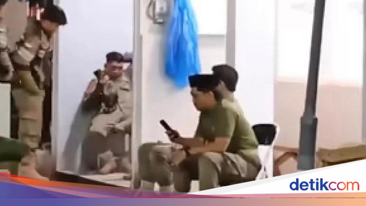 Viral video yang menunjukkan Oknum Satpol PP merokok di ruang laktasi Alun-Alun Merdeka Malang pada Sabtu (7/2). Satpol PP Kota Malang telah melakukan penanganan internal terhadap oknum tersebut.

via @detikjatim_