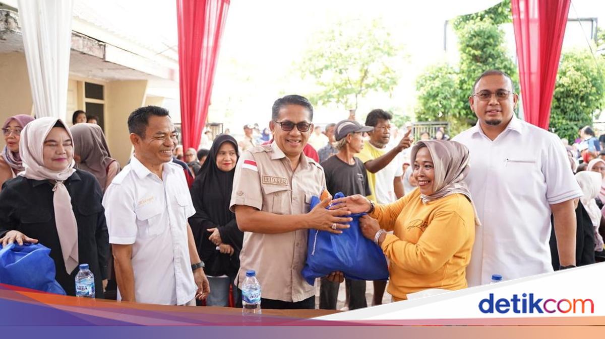 HUT Ke-18 Gerindra, Andre Rosiade Bagikan 65 Ribu Paket Sembako di Sumbar