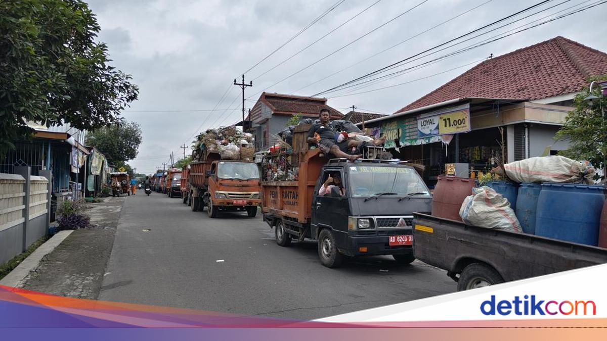 Seratusan mobil pengangkut sampah mengantre untuk masuk ke Tempat Pembuangan Akhir Putri Cempo. Antrean mobil sampah memanjang hingga sekira 2 kilometeter.

Via @detikjatengcom