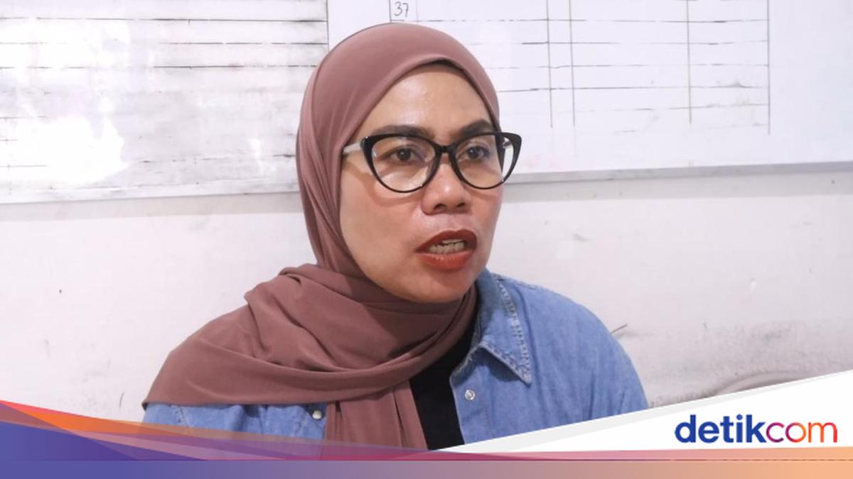 Dewi Nurjanah, pemilik Rumah Pejuang Kanker Ambu, cemas akibat penonaktifan PBI BPJS Kesehatan yang mengancam pengobatan anak-anak pengidap kanker.

Via @detikjabar_