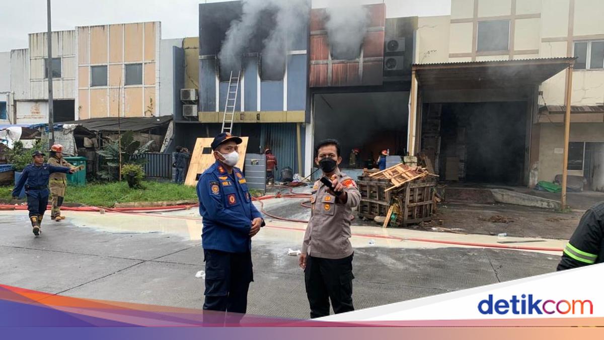Polisi Usut Kebakaran Pabrik Pestisida yang Bikin Sungai Cisadane Tercemar