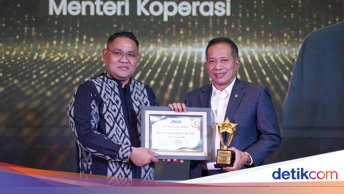 Menteri Koperasi Ferry Juliantono Terima Golden Leader Award