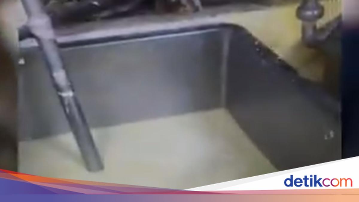 Sebuah pabrik susu jadi sorotan karena terbukti buat susu imitasi. Campuran susu aslinya hanya sedikit dengan banyak bahan kimia di dalamnya.
