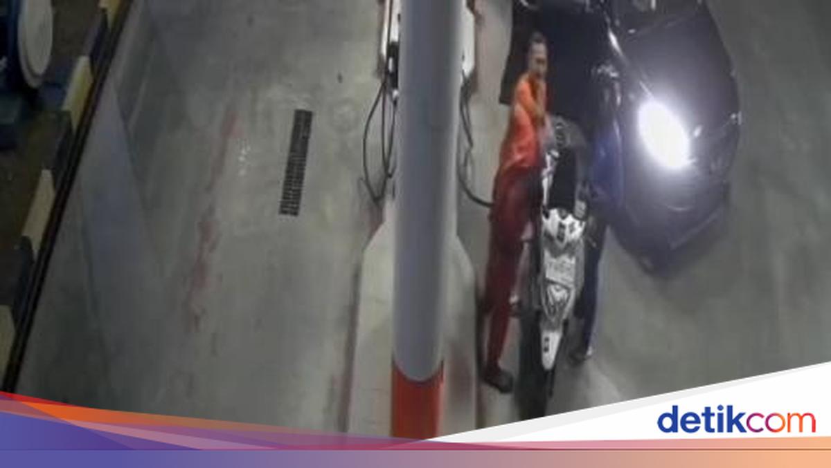 Seorang pria diduga oknum ASN berinisial J diduga melakukan penganiayaan terhadap 4 karyawan SPBU di Parengan, Tuban. Aksi penganiayaan ini terekam CCTV SPBU dan viral di media sosial.

via @detikjatim_