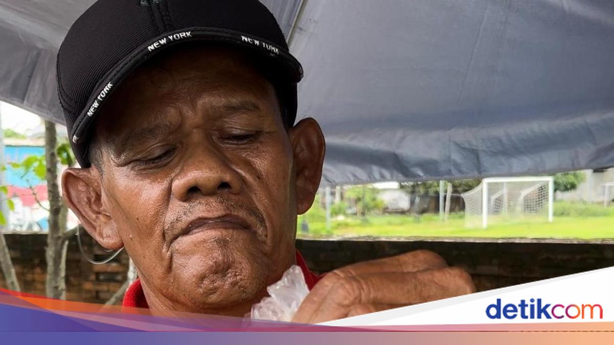 Slamet Riyadi (61), penjual dawet di Mojokerto, diteror warganet setelah difitnah melecehkan siswi yang ia bantu menyeberang jalan. Ia mengaku trauma dan sempat berhenti berjualan selama tiga hari.

via @detikjatim_