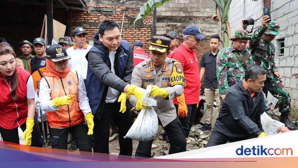 Kerja Bakti Polisi-TNI-Pemkot Jakbar Angkut Sampah di Pinggir Kali Mookervart