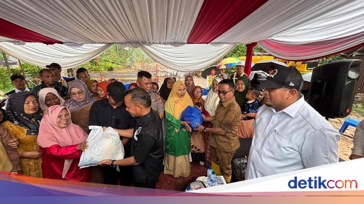 Andre Rosiade Bagikan Ribuan Paket Sembako HUT Gerindra di Pessel Sumbar