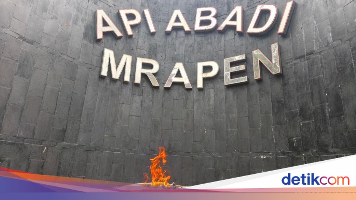 Setelah sebulan lebih mati, Api Abadi Mrapen kini telah kembali menyala.